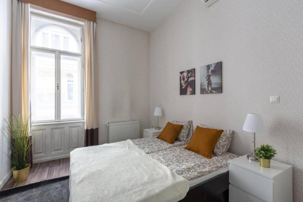 Chic, Captivating Space Boedapest Buitenkant foto